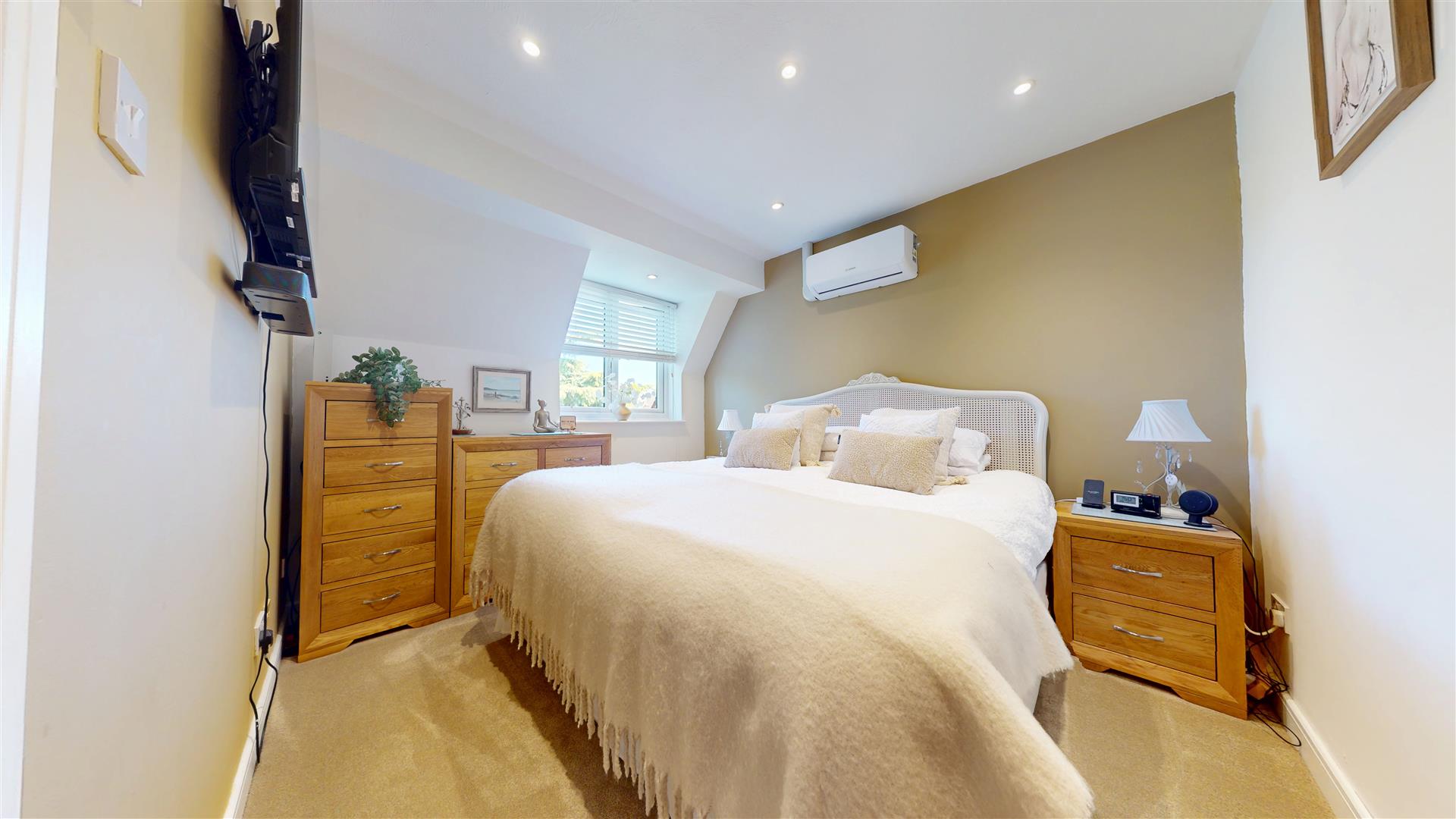 Eynsham Court, Woolstone, Milton Keynes